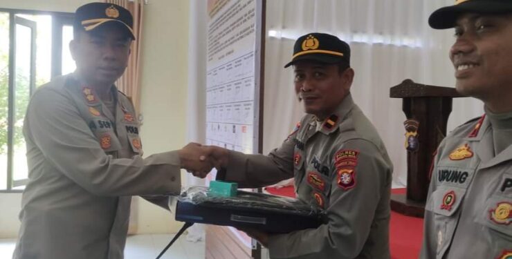 FOTO : HUMAS POLRES GUMAS/MATA KALTENG - Kapolres Gumas AKBP Asep Bangbang Saputra didampingi Wakapolres Kompol Tri Wibowo ketika menyerahkan laptop kepada para kapolsek, Selasa, 19 September 2023.