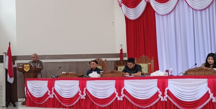 FOTO : DPRD GUMAS/MATA KALTENG - Juru Bicara Fraksi Gerakan Karya Bersatu Sahriah menyampaikan pandangan fraksi atas pidato pengantar Bupati Gumas terhadap raperda tentang Perubahan APBD tahun 2023, di rapat paripurna ke-2 masa persidangan I tahun sidang 2023, Selasa, 19 September 2023.