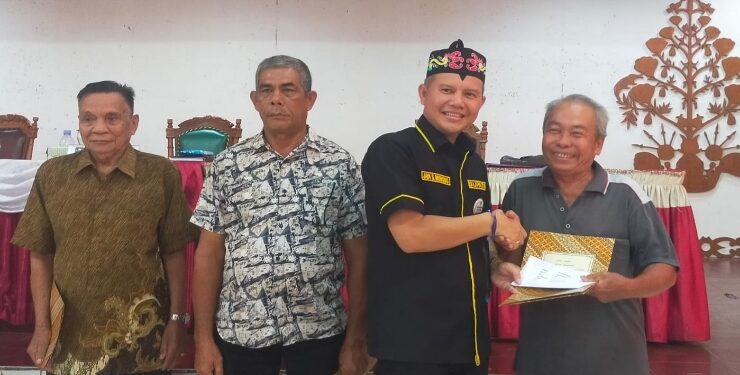 FOTO : DISKOMINFO SANTIK/MATA KALTENG - Bupati Gumas Jaya S Monong saat menyerahkan SHU kebun plasma kepada warga, di GPU Tampung Penyang, Sabtu, 16 September 2023.