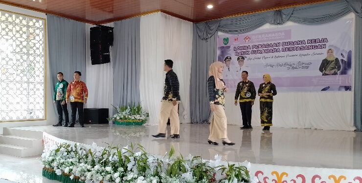 FOTO : AKH/MATAKALTENG - Peragaan Busana kerja batik Sukamara berpasangan yang digelar Dekranasda Sukamara.