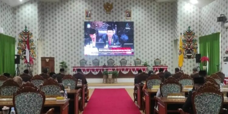 FOTO: IST/MATAKALTENG -  Suasana saat kegiatan sidang tahunan MPR dan sidang bersama DPR dan DPD tahun 2023 secara live, diruang rapat Paripurna DPRD Katingan. 