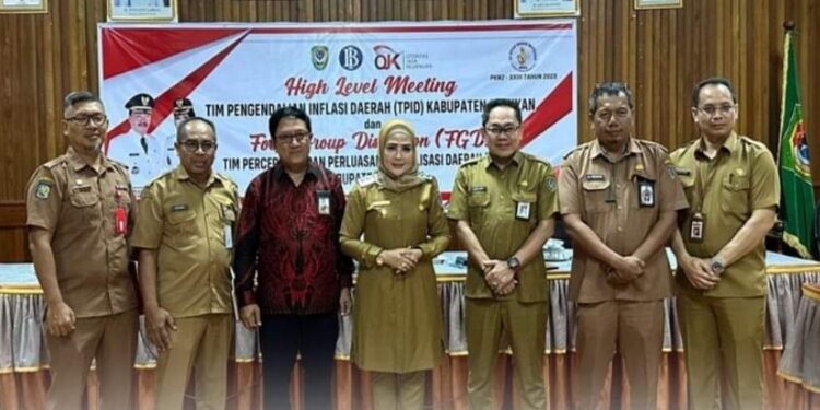 FOTO: PROKOM SERUYAN/MATA KALTENG - Wakil Bupati Seruyan, Iswanti (tengah) saat menghadiri agenda HLM Rakor TPID Seruyan dan FGD TP2DD Seruyan di Aula Kantor Bupati Seruyan, Selasa 19 September 2023.