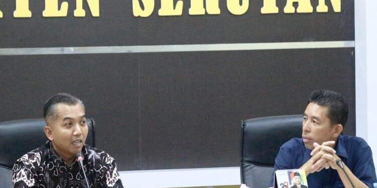 FOTO: IST/MATA KALTENG - Ketua DPRD Seruyan, Zuli Eko Prasetyo (kiri), saat memimpin jalannya rapat pembahasan KUPA PPAS APBD Perubahan Seruyan tahun anggaran 2023 di ruang rapat Serbaguna DPRD setempat, Selasa 19 September 2023.