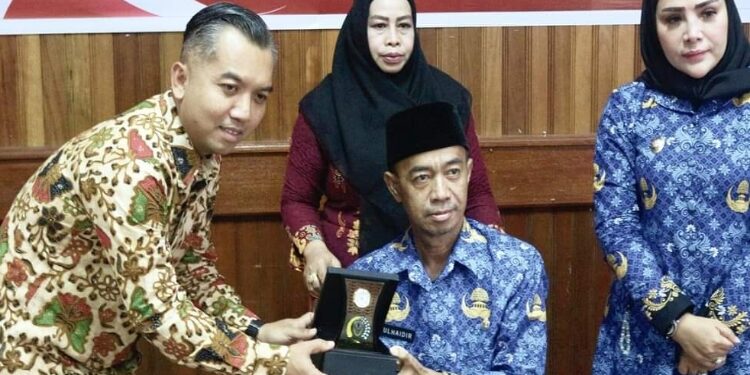 FOTO: IST/MATA KALTENG - Ketua DPRD Seruyan, Zuli Eko Prasetyo (kiri) saat menyerahkan plakat kepada Bupati Seruyan, Yulhaidir (tengah) saat agenda pisah pamit di Aula Kantor Bupati Seruyan, kemarin.