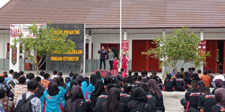 FOTO: RZL/MATAKALTENG - Ketua Tim Virtual Police Bidhumas Polda Kalteng, Ipda H Shamsudin, saat memberikan sosialisasi kepada ratusan siswa SMK Karsa Mulya Palangka Raya.