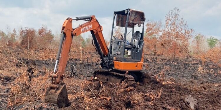FOTO: RZL/MATAKALTENG - Excavator mini di lahan Hasanka yang terbakar.