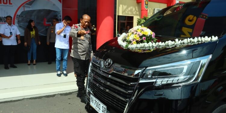 FOTO: RZL/MATAKALTENG - Kapolda Kalteng, Irjen Pol Nanang Avianto, saat melakukan tampung tawar terhadap mobil hibah dari Bank BRI.