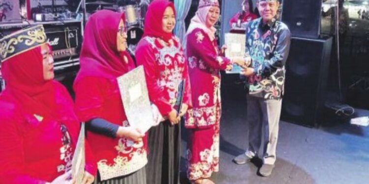 FOTO: MATAKALTENG - Pj Bupati Barsel saat membuka secara Resmi Barsel Expo sekaligus festival Dahani Dahanai di area Stadion Batuah Buntok.