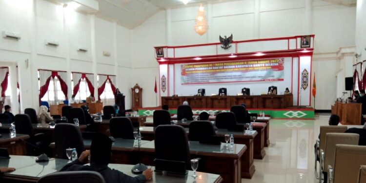 FOTO: MATAKALTENG - Suasana rapat sidang paripurna di gedung Graha Pena DPRD Barsel.
