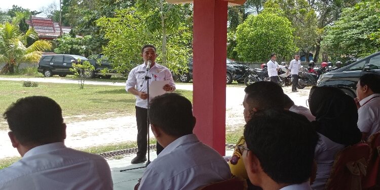 FOTO: DEVIANA/MATAKALTENG - Kadis PMD Kotim Raihansyah saat membacakan laporan terkait pilkades di kegiatan pelepasan logistik, Rabu 20 September 2023.