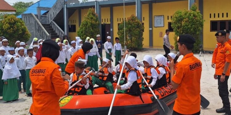 FOTO: RZL/MATAKALTENG - Anggota Basarnas Kota Palangka Raya saat melakukan mini games bersama peserta didik SDI ATS Tsiqoh.