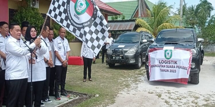 FOTO: DEVIANA/MATAKALTENG - Bupati Kotim Halikinnor saat melepas secara resmi logistik pilkades, Rabu 20 September 2023.