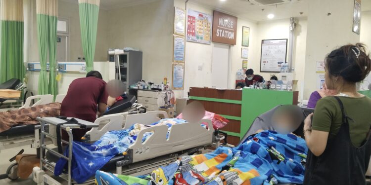 FOTO: AGUS/MATA KALTENG- terlihat beberapa orang yang sedang dirawat akibat bentrok di lahan sawit yang tengah bersengketa di Desa Pelantara, pada waktu lalu.
