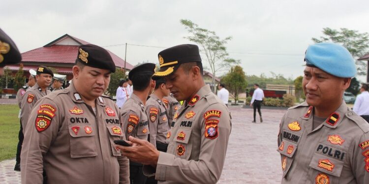 FOTO : HUMAS POLRES GUMAS/MATA KALTENG
- Wakapolres Gumas Kompol Tri Wibowo dan Kasi Propam Ipda Muklisin memeriksa gawai personel polres, Rabu 20 September 2023.