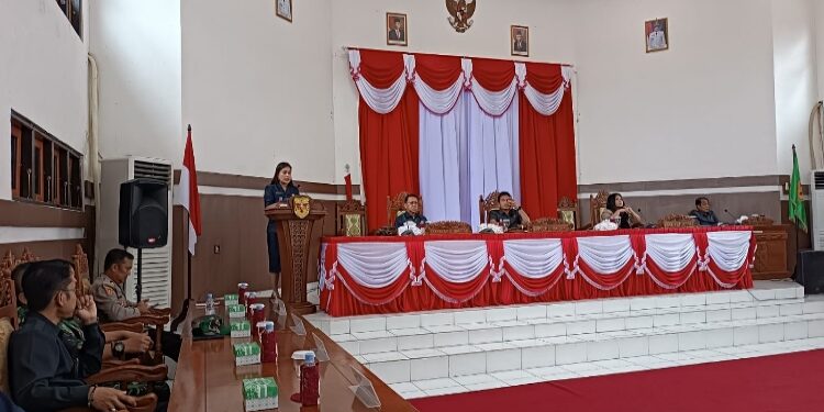 FOTO : DPRD GUMAS/MATA KALTENG - Juru Bicara Fraksi PDIP Elvi Esi menyampaikan pandangan fraksi atas pidato pengantar Bupati Gumas terhadap raperda tentang Perubahan APBD tahun 2023, di rapat paripurna ke-2 masa persidangan I tahun sidang 2023, Selasa 19 September 2023.