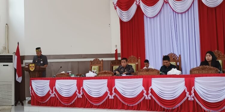 FOTO: DISKOMINFO SANTIK/MATA KALTENG - Bupati Gumas Jaya S Monong menyampaikan jawaban atas pandangan umum fraksi pendukung DPRD terhadap raperda tentang Perubahan APBD tahun 2023, di rapat paripurna ke 3 masa persidangan I tahun sidang 2023, Rabu 20 September 2023.