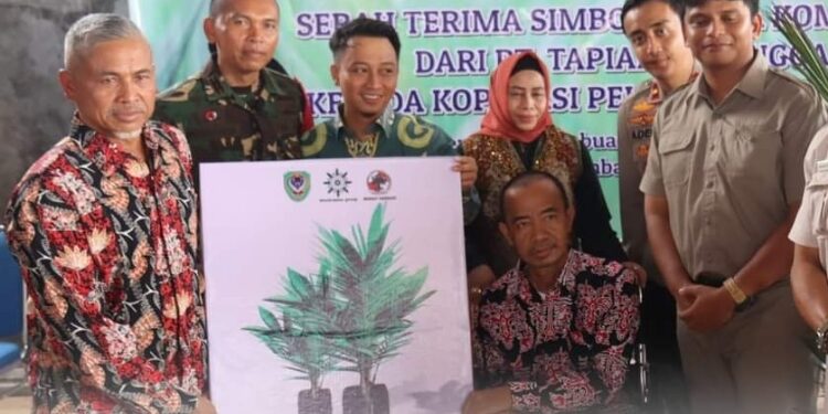 FOTO: PROKOM SERUYAN/MATA KALTENG - Bupati Seruyan, Yulhaidir saat menyerahkan secara simbolis bantuan bibit kepada Koperasi Pelangi Danau Seluluk di Pembuang Hulu, Rabu 20 September 2023.