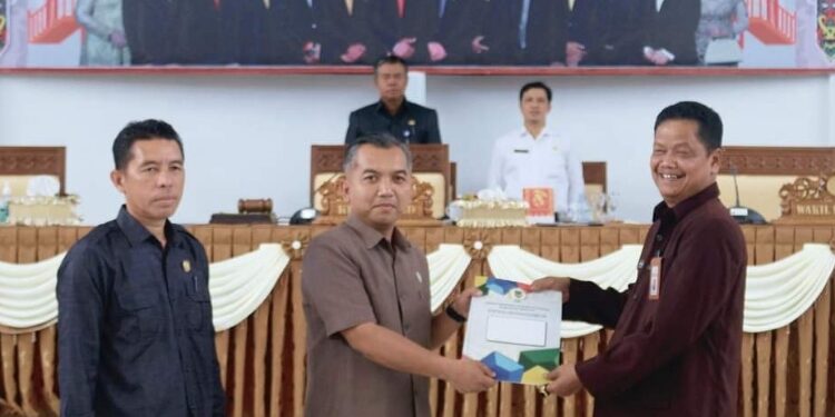 FOTO: IST/MATA KALTENG - Ketua DPRD Seruyan, Zulu Eko Prasetyo (tengah) saat menyerahkan hasil pembahasan KUPA PPAS Perubahan APBD Seruyan tahun anggaran 2023 ke Sekda Seruyan, Djainuddin Noor (kanan) dalam rapat paripurna di Aula Gedung DPRD setempat, Rabu 20 September 2023.