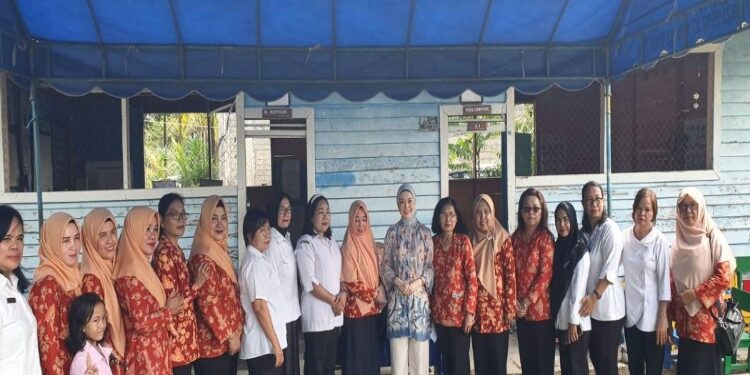 FOTO: MATAKALTENG - Bunda Paud Kota Palangka Raya, Avina Fairid Naparin, saat foto bersama usai menyerahkan bantuan.