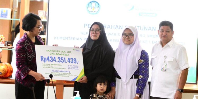 FOTO: BPJS/MATA KALTENG - Penyerahan santunan dan beasiswa kepada keluarga yang meninggal dunia oleh BPJS Ketenagakerjaan belum lama ini.