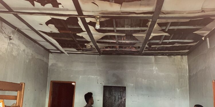 FOTO: RZL/MATAKALTENG - Kondisi kamar kos usai dilakukan pemadaman.