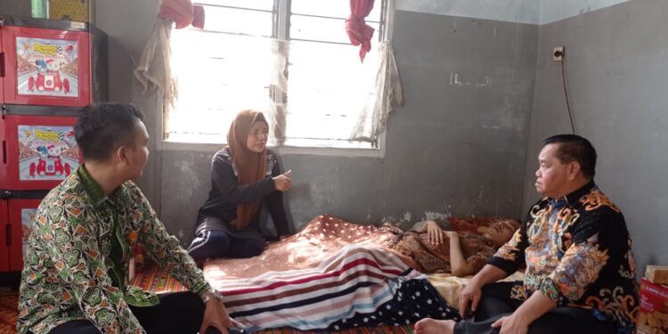 FOTO: DEVIANA/MATAKALTENG - Bupati Kotim Halikinnor didampingi Camat MBK Eddy H. Setiadi saat menjenguk warganya yang lumpuh di Jalan Melon, Kamis 21 September 2023.