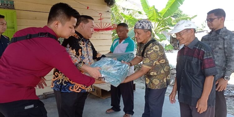 FOTO: DEVIANA/MATAKALTENG - Bupati Kotim Halikinnor menyerahkan bantuan fardhu kifayah, Kamis 21 September 2023.