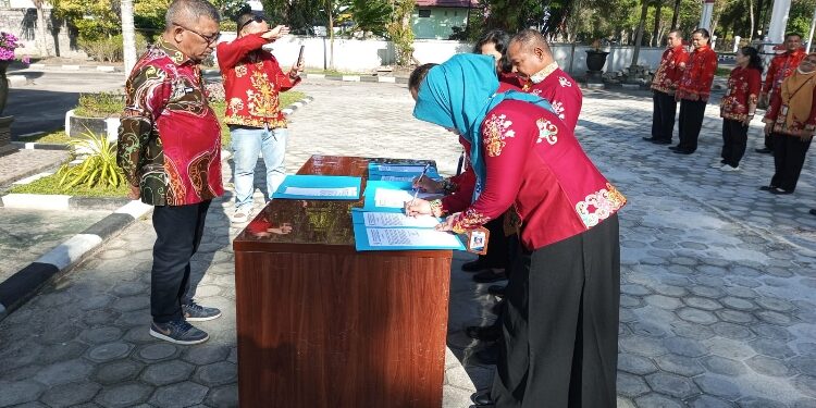 FOTO: VI/MATAKALTENG - Penandatanganan Pakta Integritas dan Pengucapan Ikrar Netralitas Pegawai Aparatur Sipil Negara pada Pemilu tahun 2024.