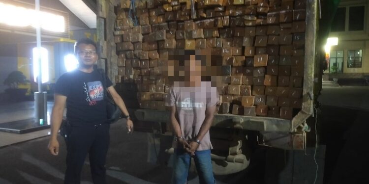 FOTO: IST/MATA KALTENG- Petugas saat mengamankan barang bukti kayu ulin tanpa dokumen di Mapolres Kotim. 