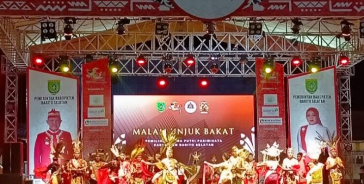 FOTO : IST/MATAKALTENG - Sebanyak 14 pasangan putra putri saat parade sebelum melakukan unjuk bakat pada acara pemilihan duta pariwisata, di Buntok, tadi malam.