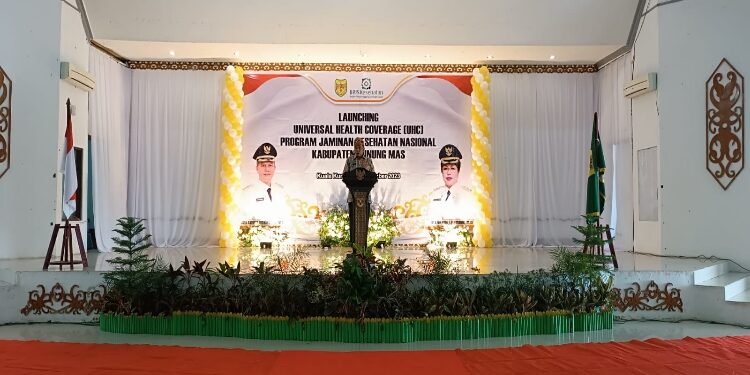 FOTO: DPRD GUMAS/MATA KALTENG - Ketua DPRD Kabupaten Gumas Akerman Sahidar ketika menyampaikan sambutan pada launching UHC program JKN, di GPU Damang Batu, Kamis, 21 September 2023.
