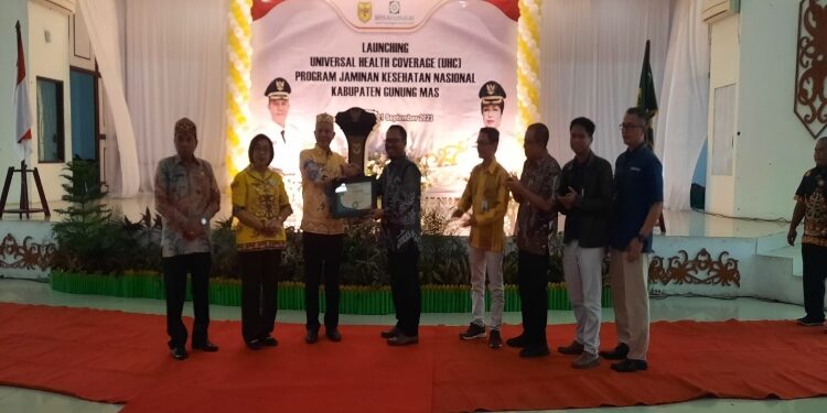 FOTO: DISKOMINFO SANTIK/MATA KALTENG - Bupati Gumas Jaya S Monong dan Wakil Bupati Efrensia LP Umbing menerima plakat dan sertifikat UHC Kabupaten Gumas, yang diserahkan Deputi Direksi Wilayah VIII BPJS Kesehatan Mohammad Iqbal Anas Ma’ruf, di GPU Damang Batu, Kamis, 21 September 2023.