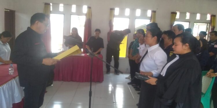 FOTO: KPU GUMAS/MATA KALTENG - Ketua KPU Kabupaten Gumas Stepenson melantik PAW PPS Desa Sepang Kota, Kecamatan Sepang, Rabu, 20 September 2023.