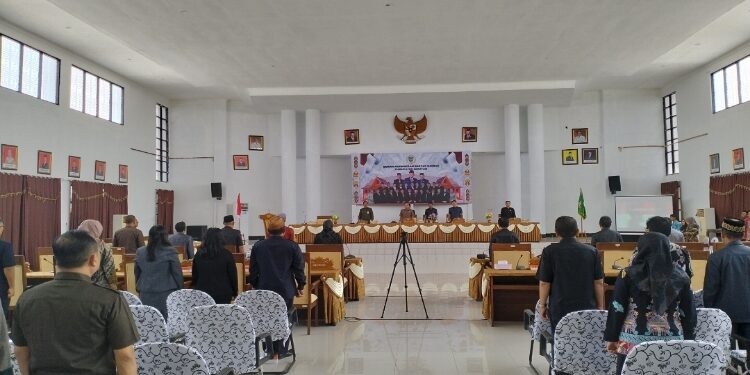 FOTO: ALDI/MATA KALTENG - Suasana saat rapat paripurna penyampaian pemandangan umum fraksi terhadap Raperda Perubahan APBD Seruyan Tahun Anggaran 2023 di Aula Gedung DPRD setempat, Kamis 21 September 2023.