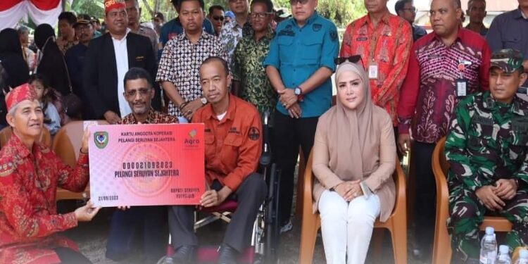 FOTO: PROKOM SERUYAN/MATA KALTENG - Bupati Seruyan, Yulhaidir saat menyerahkan secara simbolis kebun plasma masyarakat dari dua PBS untuk koperasi bertempat di Halaman Kantor Kecamatan Seruyan Raya, Kamis 21 September 2023.