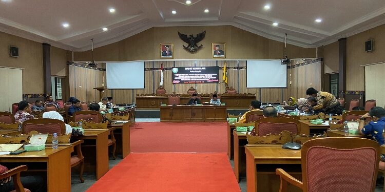 FOTO: DIAN/MATA KALTENG - Rapat kompilasi pembahasan hasil rapat kerja komisi-komisi DPRD Kotim dengan mitra kerja tentang rencana APBD Perubahan 2023, 21 September 2023.