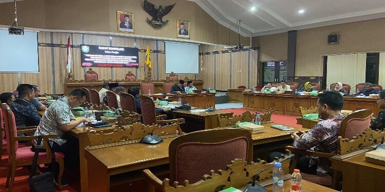FOTO: DIAN/MATA KALTENG - Rapat kompilasi pembahasan hasil rapat kerja komisi-komisi DPRD Kotim dengan mitra kerja tentang rencana APBD Perubahan 2023, 21 September 2023.