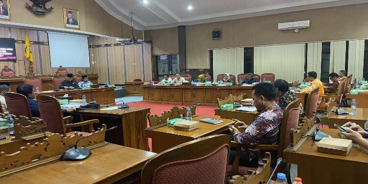 FOTO: DIAN/MATA KALTENG - Rapat kompilasi pembahasan hasil rapat kerja komisi-komisi DPRD Kotim dengan mitra kerja tentang rencana APBD Perubahan 2023, 21 September 2023.