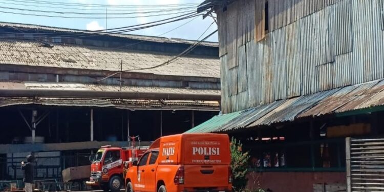 Foto: MATAKALTENG - Tim Inafis Polres Kobar, saat melakukan penyelidikan di lokasi kejadian.