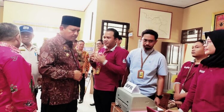 FOTO: LIH/MATAKALTENG - Direktur Perumda BPR Marunting Sejahtera bersama Pj Bupati Kotawaringin Barat, Budi Santosa, saat kegiatan pelayanan terpadu di Kecamatan Pangkalan Lada, Kamis, 21 September 2023.