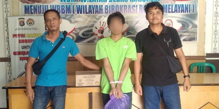 FOTO: RZL/MATAKALTENG - Tersangka penggelapan sepeda motor, saat hendak dilimpahkan ke kejaksaan.