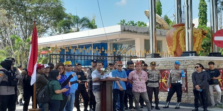 FOTO: RZL/MATAKALTENG - Para aliansi BAPER, saat melakukan aksi damai di kantor Gubernur Kalteng.