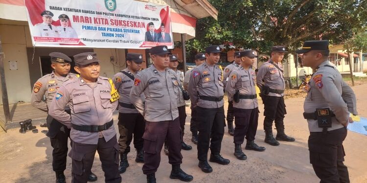 FOTO: IST/MATA KALTENG– Pelepasan dan Pengawalan Logistik PILKADES 2023 yang dilakukan personil Kepolisian Polsek Mentaya Hulu.