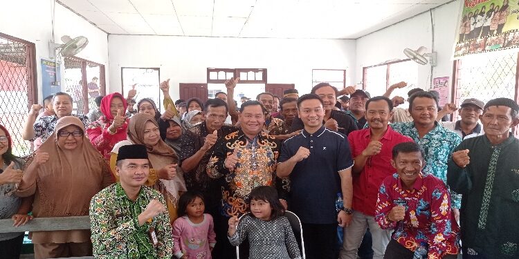 FOTO: DEVIANA/MATAKALTENG - Bupati Kotim Halikinnor bersama sejumlah kepala OPD dan warga di eks lokalisasi, Kamis 21 September 2023.