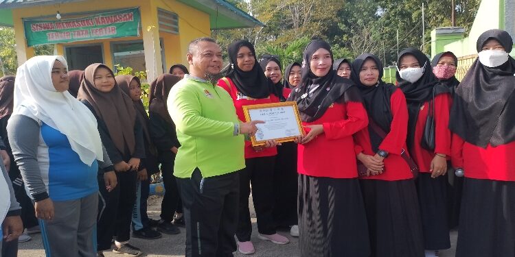 FOTO: AKH/MATAKALTENG - DLH Sukamara saat menyerahkan penghargaan kepada Kepala Sekolah MAN 1 Sukamara.