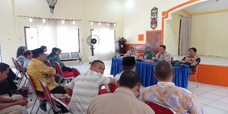 FOTO: RZL/MATAKALTENG - Jajaran DPRD Kabupaten Barito Kuala, saat melakukan kunjungan kerja di Kecamatan Pahandut.