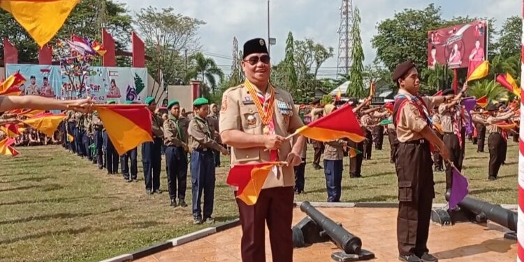 FOTO: DEVIANA/MATAKALTENG - Bupati Kotim Halikinnor saat ikut serta menyemarakkan peringatan HUT ke-62 Pramuka, Jumat 22 September 2023.
