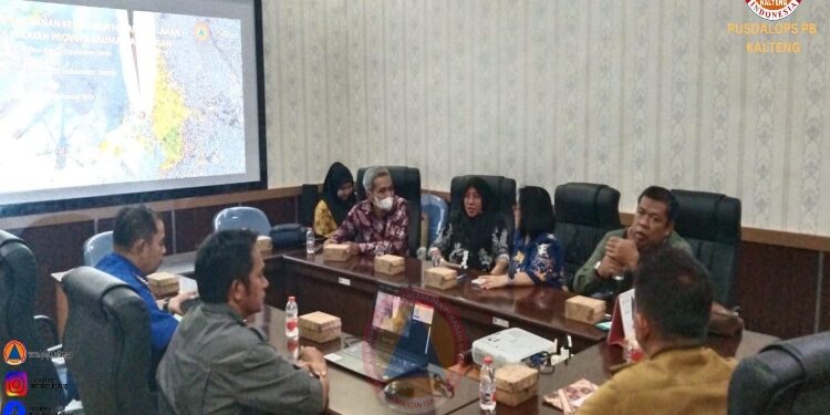 FOTO: VI/MATAKALTENG - Kepala Pelaksana BPBPK Prov. Kalteng Ahmad Toyib saat menerima rombongan Anggota DPRD dari Kab. Barito Timur dipimpin oleh Wakil Ketua I Ariantho S. Muler.