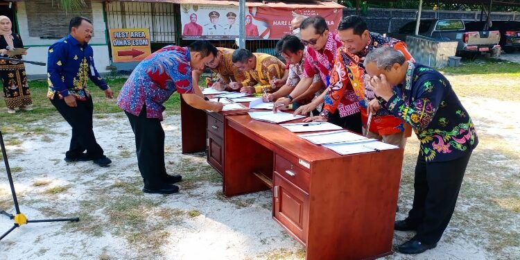 FOTO: VI/MATAKALTENG - Jajaran Dinas ESDM Kalteng saat melakukan Pembacaan Ikrar Bersama dan Penandatanganan Pakta Integritas Netralitas Aparatur Sipil Negara.