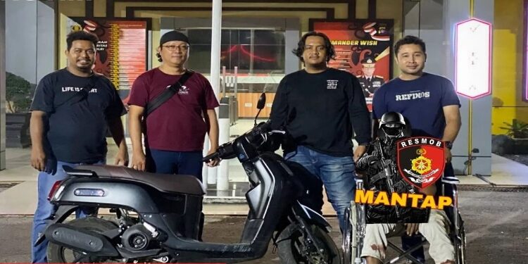 FOTO: IST/MATA KALTENG - Anggota Resmob Satreskrim Polres Kotim saat mengamankan pelaku penjambretan yang ada di Kota Sampit.